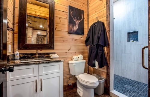 Broken Bow Cabina | Luxury Lodge for 40 Guests Covered Event Patio Lakeside Escape on 70 Acres