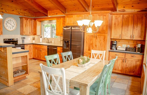 Mi-Wuk Village Cabina | Luxury Lodge nestled in the Sierras.