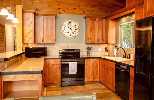 Mi-Wuk Village Cabina | Luxury Lodge nestled in the Sierras.