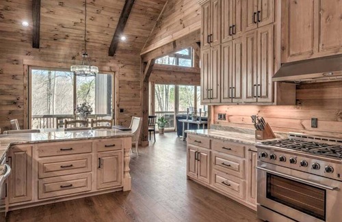 Blue Ridge Cabina | Luxury Lodge on the Toccoa - Riverfront | Hot Tub | Family Friendly