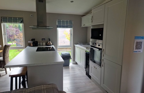 Llanfair Caereinion Cabina | Luxury Lodge - Sleeps 4, hot tub & Parking