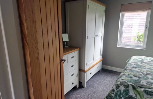 Llanfair Caereinion Cabina | Luxury Lodge - Sleeps 4, hot tub & Parking
