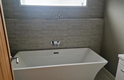 Llanfair Caereinion Casa | Luxury Lodge - Sleeps 4 hot tub & parking