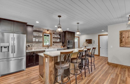 Lancaster Cabina | Luxury Lodge w/ Gourmet Kitchen, Hot Tub & Wood Burning Fireplace! Pet Friendly