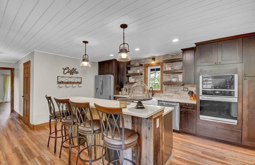 Lancaster Cabina | Luxury Lodge w/ Gourmet Kitchen, Hot Tub & Wood Burning Fireplace! Pet Friendly