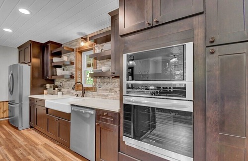 Lancaster Cabina | Luxury Lodge w/ Gourmet Kitchen, Hot Tub & Wood Burning Fireplace! Pet Friendly