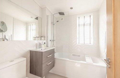 Windsor Casa | Luxury Lodge with Hot Tub in Windsor Marina