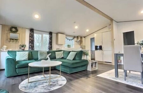 Carnforth Cabina | Luxury Lodge with Lake View and Hot Tub