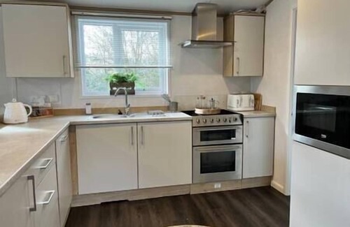 Carnforth Cabina | Luxury Lodge with Lake View and Hot Tub