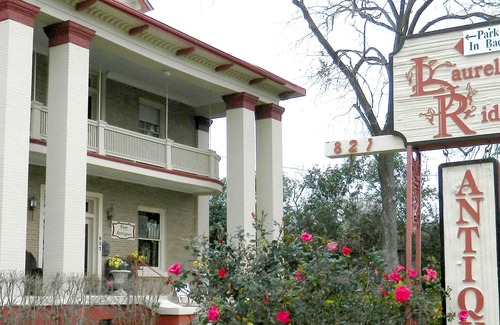 Gonzales Casa | Alojamiento de lujo, antigüedades, Navidad y regalos donde comenzó la historia de Texas