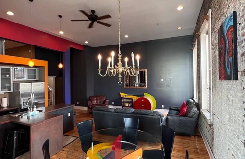 Central Business District Condominio | Luxury loft located in the heart of the Downtown Mobile Entertainment District