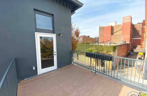 Central Business District Condominio | Luxury loft located in the heart of the Downtown Mobile Entertainment District