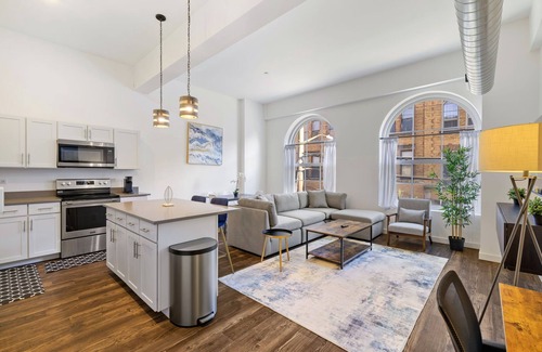 Manchester Apartamento | Luxury Loft with Arched Windows Near Downtown and Stadiums