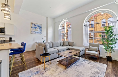 Manchester Apartamento | Luxury Loft with Arched Windows Near Downtown and Stadiums