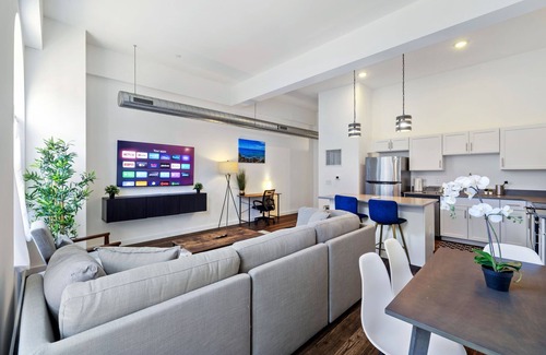 Manchester Apartamento | Luxury Loft with Arched Windows Near Downtown and Stadiums