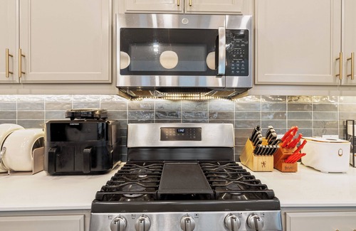 Travis County Casa | Luxury Lofthouse 4-bedroom with Games/Baby Crib/and Free Parking Space