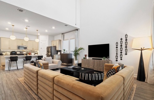 Travis County Casa | Luxury Lofthouse 4-bedroom with Games/Baby Crib/and Free Parking Space