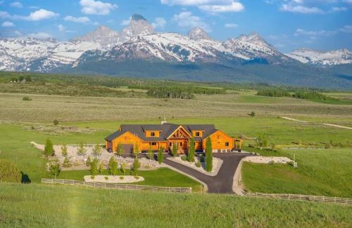 Tetonia Casa | Luxury Log Cabin Epic Views Hot Tub