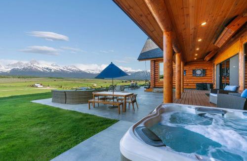 Tetonia Casa | Luxury Log Cabin Epic Views Hot Tub