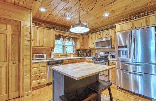 Hayesville Casa | Luxury Log Cabin Hideaway Near Lake Chatuge w/ 2 Master Suites