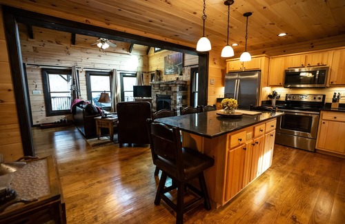 Topton Cabina | NUEVO Luxury Log Cabin en Nantahala, NC, en White Oak Creek