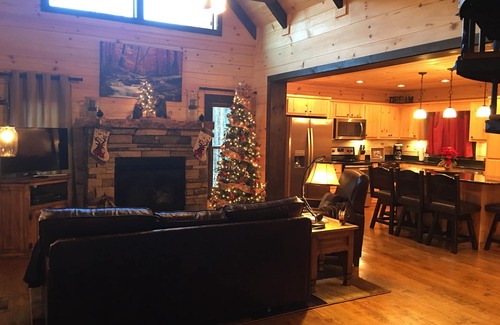 Topton Cabina | NUEVO Luxury Log Cabin en Nantahala, NC, en White Oak Creek