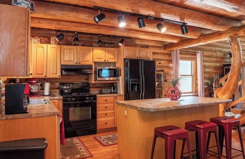 Fountain Cabina | Luxury log cabin w/ access to Ford Lake! Sleep 14