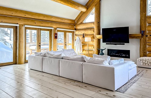 Highland Meadows Casa | Luxury log cabin with hot tub, sauna, lap pool, game room, & home gym