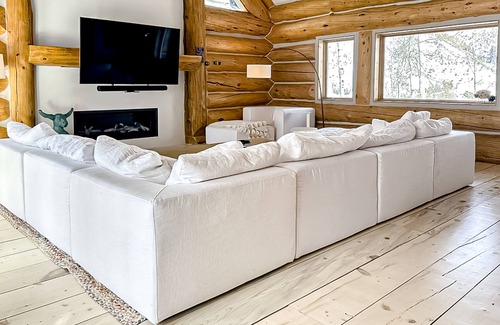 Highland Meadows Casa | Luxury log cabin with hot tub, sauna, lap pool, game room, & home gym