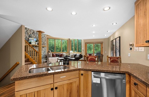 Lutsen Apartamento | Luxury Lutsen Townhome Ski in Ski out Pool Hot Tub Fire Pits