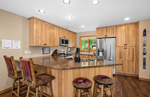 Lutsen Apartamento | Luxury Lutsen Townhome Ski in Ski out Pool Hot Tub Fire Pits