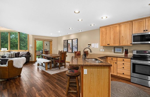 Lutsen Apartamento | Luxury Lutsen Townhome Ski in Ski out Pool Hot Tub Fire Pits