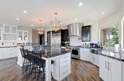 Draper Casa | Luxury Mansion *Sleeps 20 *Pool *SportCrt *Theater * Gym * Hot tub & Games