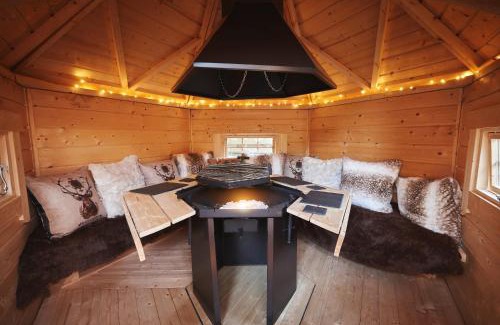 Pontesbury Casa | Luxury Mary's Croft with Swedish Hot tub and BBQ HUT