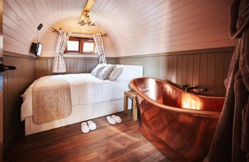 Pontesbury Casa | Luxury Mary's Croft with Swedish Hot tub and BBQ HUT