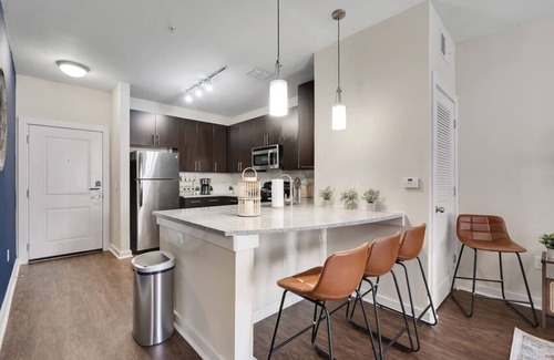 North Hyde Park Apartamento | Luxury Meets Comfort | Pool, Gym + FREE Parking!