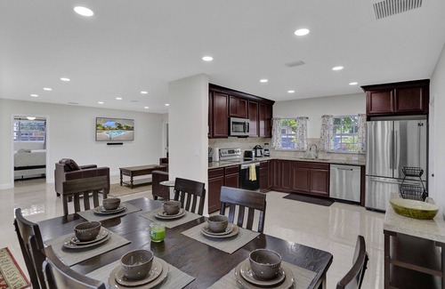 Golden Glades Casa | Luxury Miami Villa with Pool
