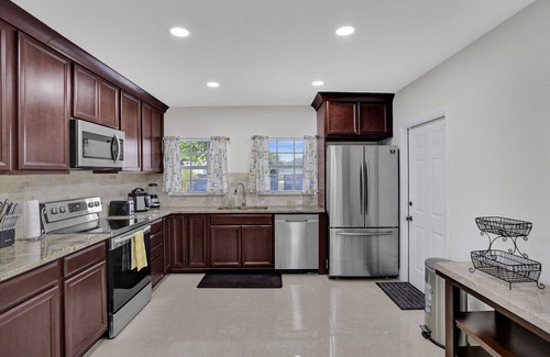 Golden Glades Casa | Luxury Miami Villa with Pool