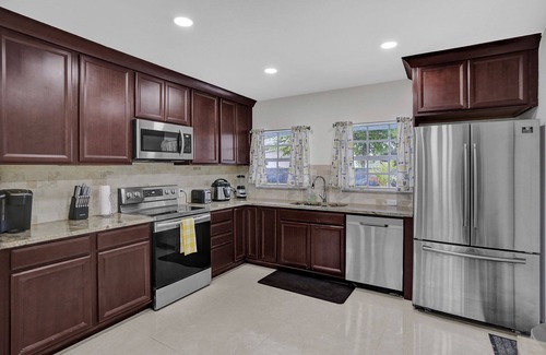 Golden Glades Casa | Luxury Miami Villa with Pool