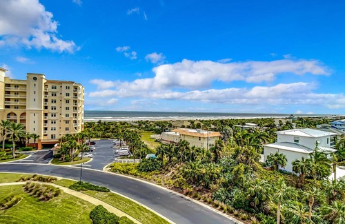 New Smyrna Beach Apartamento | Luxury Minorca ~ Corner Unit ~ Ocean River Views 2 Balconies Paros 606