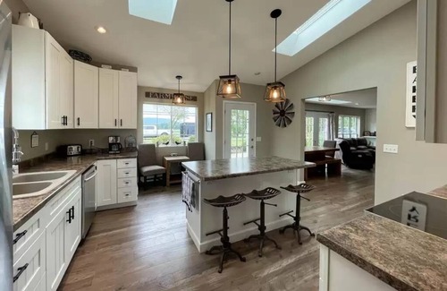 Buffalo City Casa | Luxury Mississippi River Vacation Home w Private Dock-Great Fishing Getaway