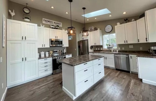 Buffalo City Casa | Luxury Mississippi River Vacation Home w Private Dock-Great Fishing Getaway
