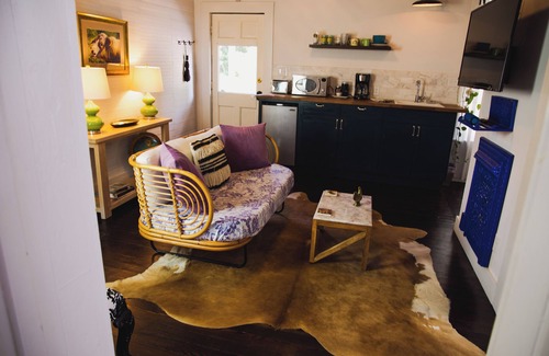Lockhart Otro | Luxury Modern 1880's Farmhouse with Pool in Lockhart, the BBQ Capital of Texas