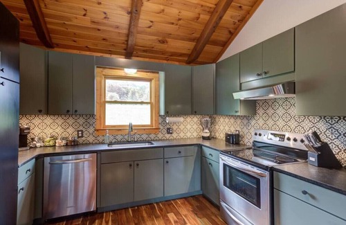 Hurdle Mills Cabina | Luxury Modern A-Frame Lodge on 25 Acres Lakeside Retreat & Hot Tub Oasis