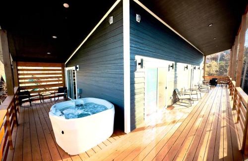 Gatlinburg Casa | Luxury Modern Gatlinburg Cabin Hot Tub and Sauna