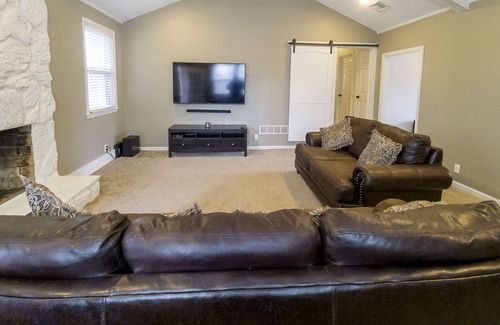 Pine Ridge Casa | Luxury Modern Home Close to Downtown & Airport