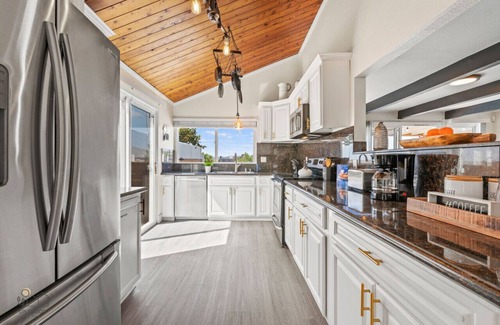 La Presa Casa | Stylish Home w/ Unmatched City Views + Pool & Spa