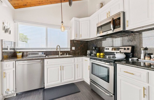 La Presa Casa | Stylish Home w/ Unmatched City Views + Pool & Spa
