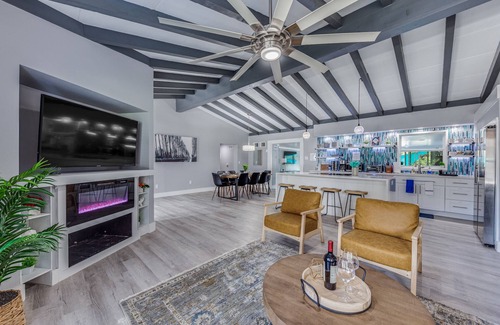 Oak Park - Northwood Casa | Luxury Modern Home with Heated Pool/Hot Tub, Pool Table, Poker Room & Games