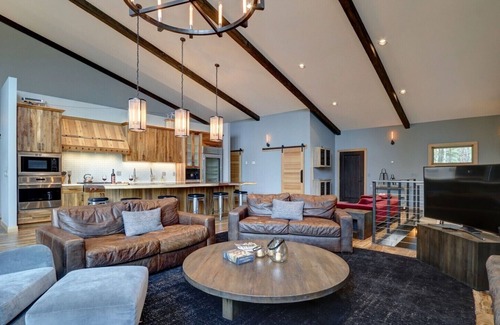 Alyeska Casa | Luxury Modern Mountain Home 1/2 mile from Ski Resort
